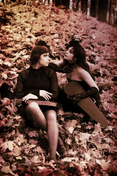 Slečna v Bois de Boulogne Paříž, houslista dívka v malé černé šaty, přítelkyně, procházka, houslisté — Stock fotografie