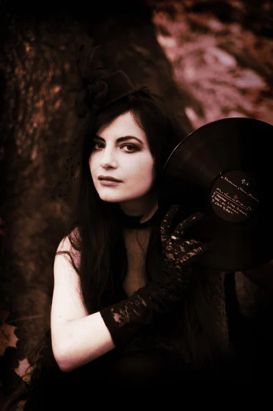 Мадемуазель в Булонском лесу, девушка-скрипачка в маленьком черном платье, девушка с виниловой пластинкой — стоковое фото