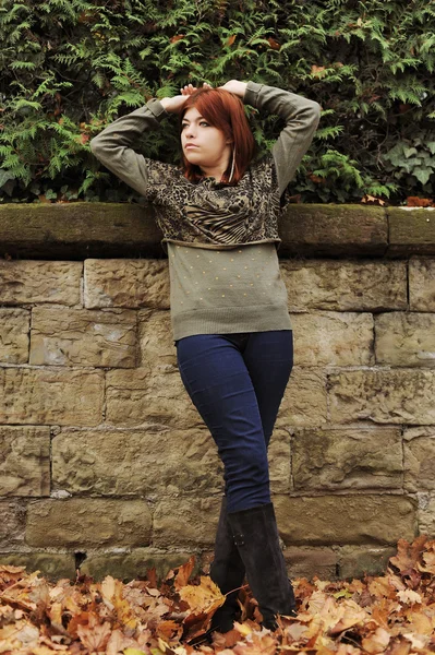 Das Mädchen mit den roten Haaren im Herbst — Stockfoto