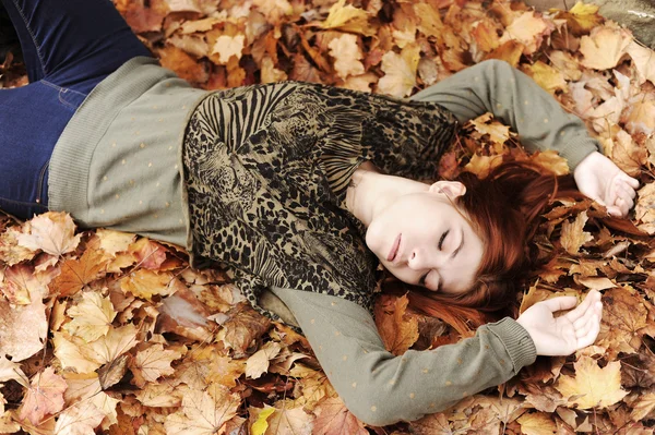 秋に赤い髪の少女 — ストック写真