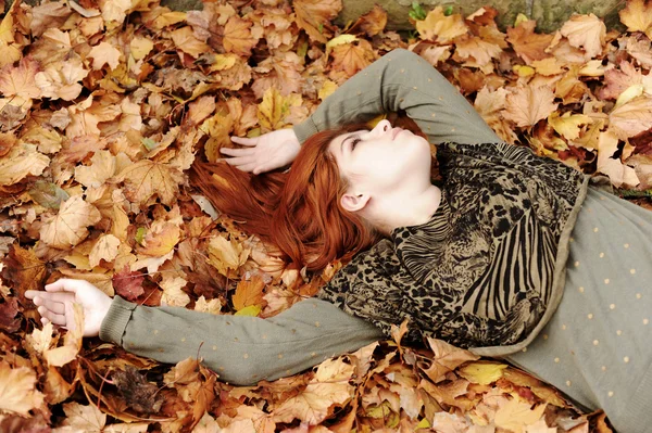 在秋天的红头发的女孩 — 图库照片