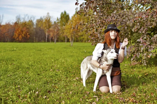 Mädchen mit Hund posiert auf dem Land — Stockfoto