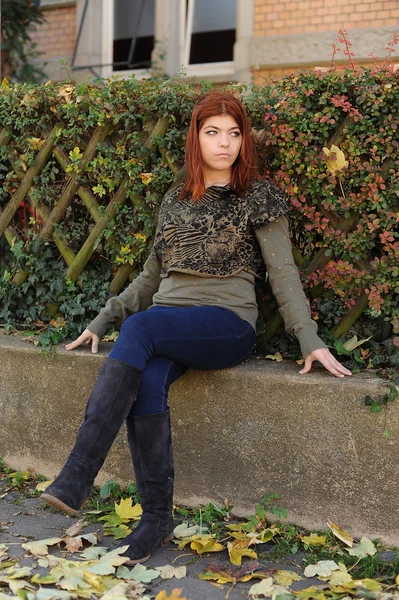 Sonbaharda kırmızı saçlı kız — Stok fotoğraf