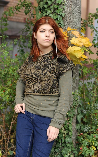 Tyttö punaiset hiukset syksyllä — kuvapankkivalokuva