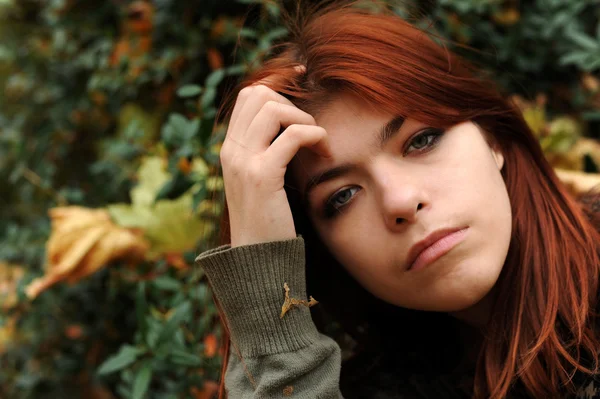 Chica con el pelo rojo en el otoño — Foto de Stock