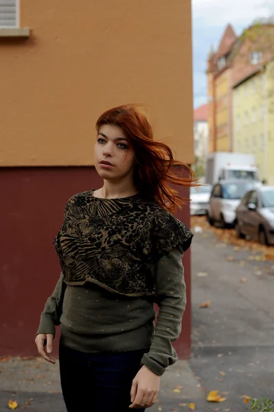 Mädchen mit roten Haaren im Herbst — Stockfoto