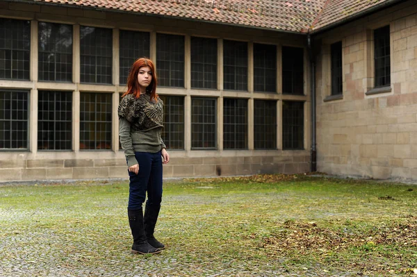 Mädchen mit roten Haaren im Herbst — Stockfoto