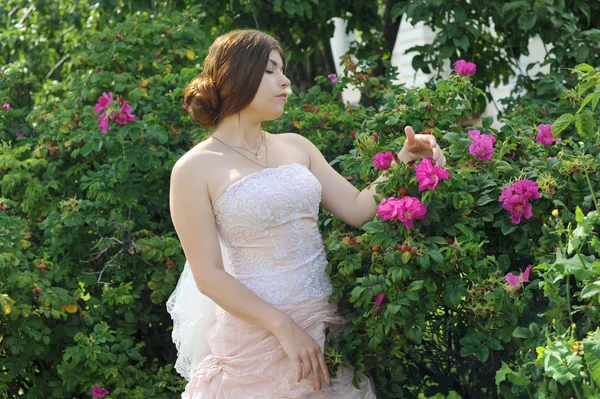 Garden, girl in a garden, summer, girl with a pink bush, pink bush, pink dress, noblewoman, bride, wedding dress, Kolomna, Moscow, Kolomna park, — Stock Photo, Image