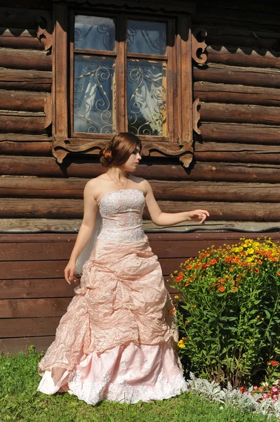 Gelbe Blumen, Mädchen mit gelben Blumen, Garten, Mädchen im Garten, Sommer, rosa Kleid, Veranda, Palast, Mädchen auf einer Veranda, Holzhaus, Adlige, Braut, Hochzeitskleid, Kolomna, Moskau, Kolomna Park, — Stockfoto