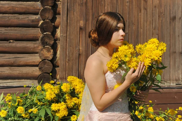 Yellow flowers, girl with yellow flowers, garden, girl in a garden, summer, pink dress, porch, palace, girl on a porch, wooden house, noblewoman, bride, wedding dress, Kolomna, Moscow, Kolomna park, — Stock Photo, Image