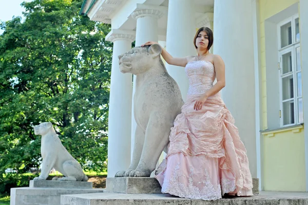 Garten, Mädchen im Garten, Sommer, rosa Kleid, Adlige, Braut, Hochzeitskleid, Löwe, Steinlöwe, Skulptur, Mädchen mit einem Löwen, Veranda, Palast, Mädchen auf einer Veranda kolomna, Moskau, Kolomna Park, — Stockfoto