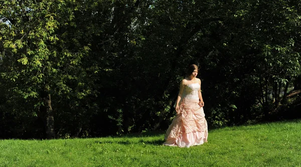 Сад, девушка в саду, лето, розовое платье, дворянка, невеста, свадебное платье, Коломне, Москва, Коломенский парк , — стоковое фото