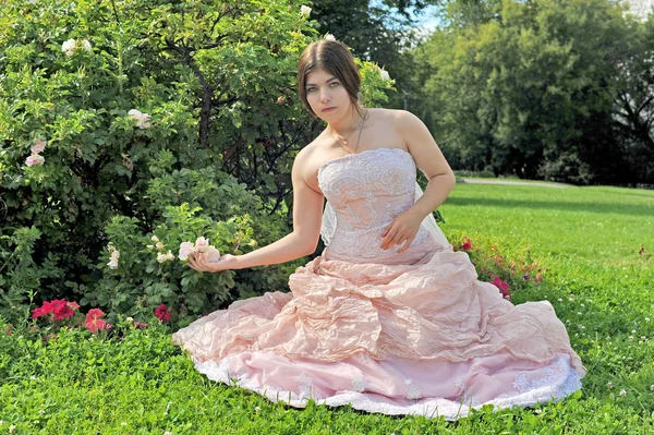 Garten, Mädchen im Garten, Sommer, Mädchen mit rosa Busch, rosa Busch, rosa Kleid, Edelfrau, Braut, Hochzeitskleid, kolomna, moskau, kolomna park, — Stockfoto