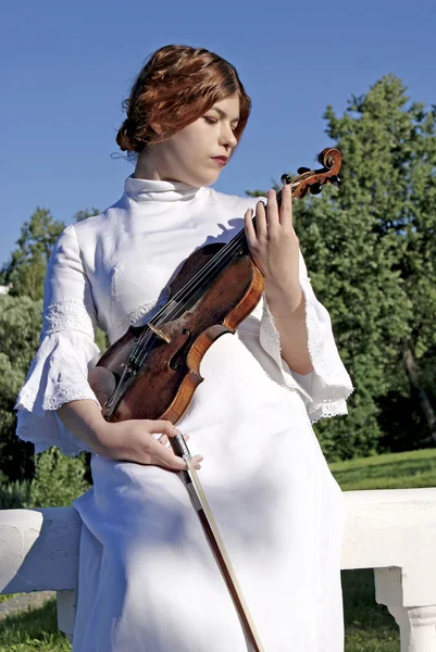 Ragazza con un violino — Foto Stock