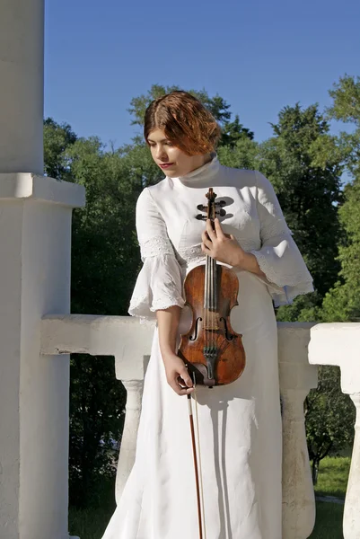 Chica con un violín —  Fotos de Stock