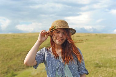 Rüzgar alanında bir hasır şapkalı kız