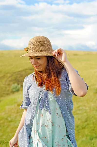 Девушка в соломенной шляпе, ветер в поле — стоковое фото