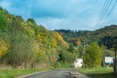 Renkli ve parlak sonbahar ormanı, dağların manzarası. Dağlarda sonbahar. Baykuş Dağları.