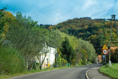 Renkli ve parlak sonbahar ormanı, dağların manzarası. Dağlarda sonbahar. Baykuş Dağları.