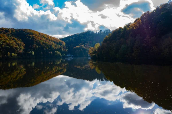 Осінь Біля Озера Бистрицький Круто — стокове фото