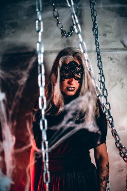 Stüdyoda Cadılar Bayramı fotoğrafı çekimi. Lanet kadın. Harika.