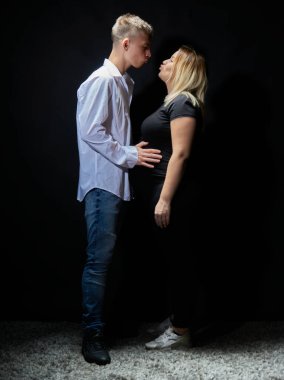               Stüdyoda hamilelik seansı. Hamile kadın. Bir çift genç müstakbel aile..                 