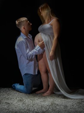               Stüdyoda hamilelik seansı. Hamile kadın. Bir çift genç müstakbel aile..                 