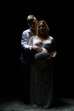               Stüdyoda hamilelik seansı. Hamile kadın. Bir çift genç müstakbel aile..                 