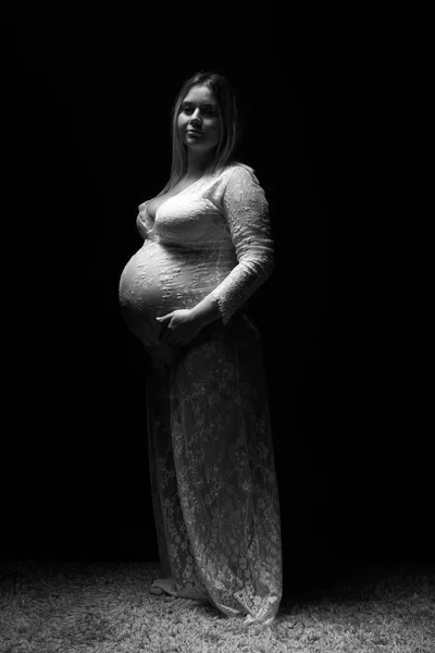 怀孕会在工作室里进行 那个怀孕的女人一对年轻的未来父母 — 图库照片