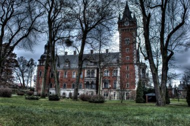 20 Aralık 2020 'de Pawniowice' deki Plawniowice Polonya ve Park Kompleksi. HDR sistemi.