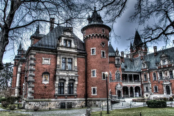 20 Aralık 2020 'de Pawniowice' deki Plawniowice Polonya ve Park Kompleksi. HDR sistemi.