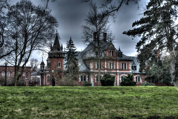 20 Aralık 2020 'de Pawniowice' deki Plawniowice Polonya ve Park Kompleksi. HDR sistemi.