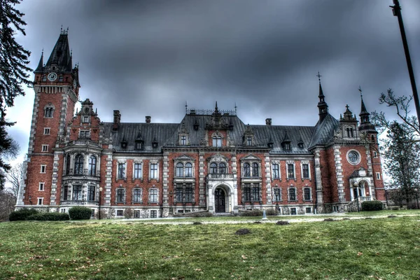 20 Aralık 2020 'de Pawniowice' deki Plawniowice Polonya ve Park Kompleksi. HDR sistemi.