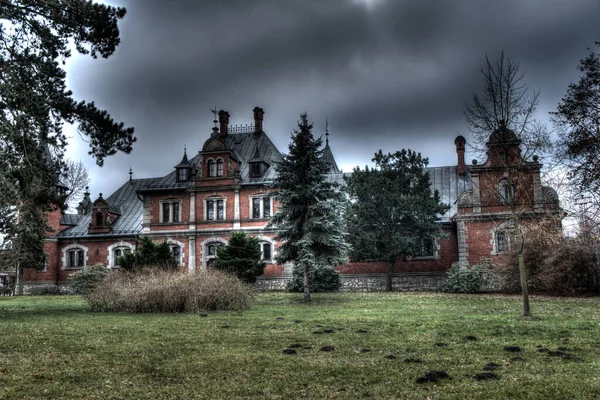 20 Aralık 2020 'de Pawniowice' deki Plawniowice Polonya ve Park Kompleksi. HDR sistemi.