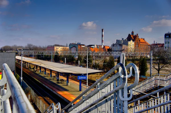 Zabrze Silezya Polonya 28 Şubat 2021 Zabrze şehir merkezi. Pazar meydanı, tren istasyonunun çevresi..