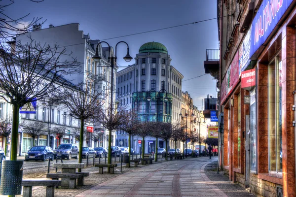 Zabrze Silezya Polonya Zabrze şehir merkezi. Tren istasyonunun etrafındaki pazar meydanında. Fotoğraflar HDRI sistemi ile çekildi.