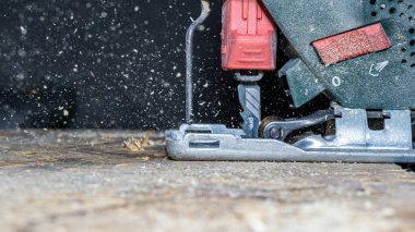 Elektrikli yapbozu kapat ve bir parça odun kes. Yapboz ustası tahta testereli bıçaklar..