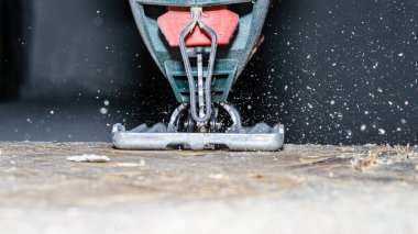 Elektrikli yapbozu kapat ve bir parça odun kes. Yapboz ustası tahta testereli bıçaklar..