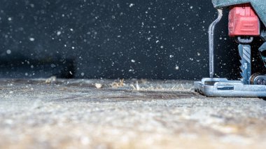 Elektrikli yapbozu kapat ve bir parça odun kes. Yapboz ustası tahta testereli bıçaklar..
