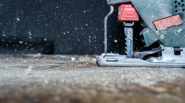 Elektrikli yapbozu kapat ve bir parça odun kes. Yapboz ustası tahta testereli bıçaklar..