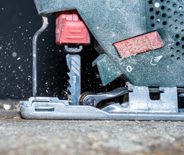 Elektrikli yapbozu kapat ve bir parça odun kes. Yapboz ustası tahta testereli bıçaklar..