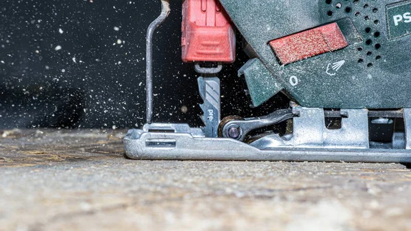 Elektrikli yapbozu kapat ve bir parça odun kes. Yapboz ustası tahta testereli bıçaklar..