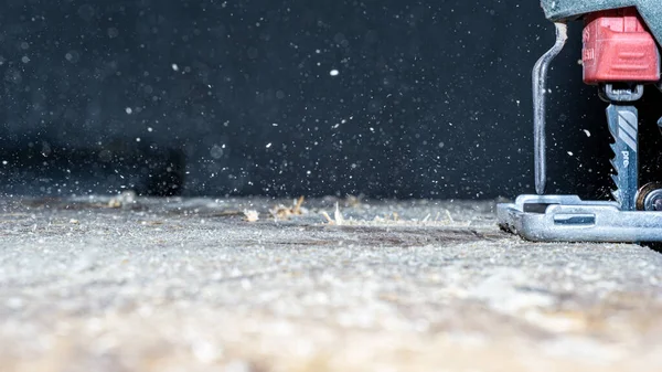 Elektrikli yapbozu kapat ve bir parça odun kes. Yapboz ustası tahta testereli bıçaklar..