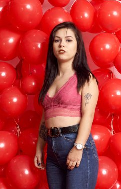 Parlak kestane rengi makyajlı güzel bir genç kadının portresi. Dudaklarında parlak kirazlı ruj olan güzel bir esmer. Uzun siyah saçlı güzel kız..