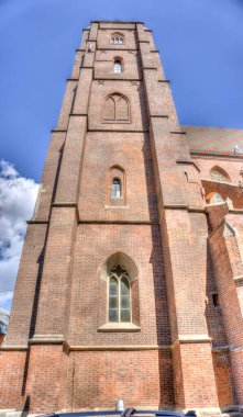 Wroclaw, Polonya, Ağustos 2021. Eski tarihi binaların ünlü Wroclaw cepheleri, Avrupa Pazar Meydanı 'ndaki (Rynek) kiralık evler, Breslau