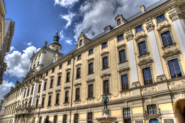 Wroclaw, Polonya, Ağustos 2021. Eski tarihi binaların ünlü Wroclaw cepheleri, Avrupa Pazar Meydanı 'ndaki (Rynek) kiralık evler, Breslau