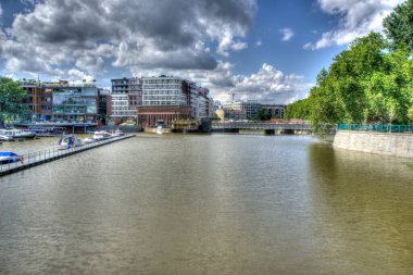 Wroclaw, Polonya, Ağustos 2021. Eski tarihi binaların ünlü Wroclaw cepheleri, Avrupa Pazar Meydanı 'ndaki (Rynek) kiralık evler, Breslau