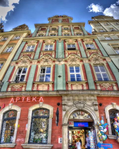2021年8月 波兰弗罗茨拉夫 位于Breslau的欧洲市场广场 Rynek 的著名的古老历史建筑和公寓房屋的黑爪立面 — 图库照片