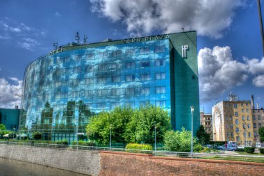 Wroclaw, Polonya, Ağustos 2021. Eski tarihi binaların ünlü Wroclaw cepheleri, Avrupa Pazar Meydanı 'ndaki (Rynek) kiralık evler, Breslau