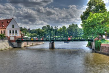 Wroclaw, Polonya, Ağustos 2021. Eski tarihi binaların ünlü Wroclaw cepheleri, Avrupa Pazar Meydanı 'ndaki (Rynek) kiralık evler, Breslau